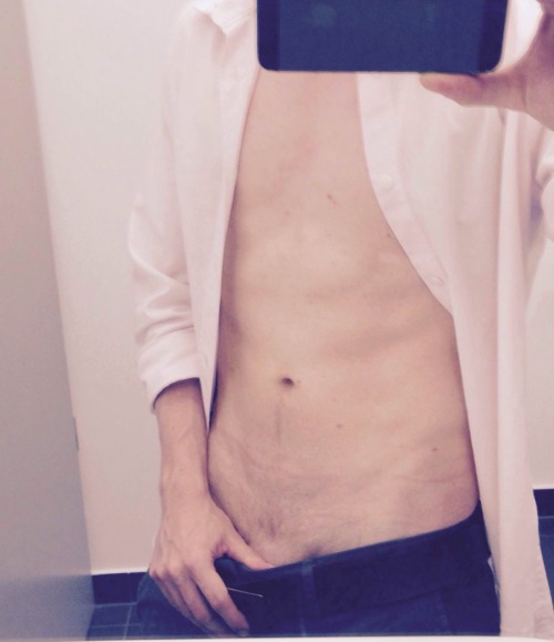 Allright, here it goes: the first teasing picture of me in this blog, ahaha :)) Did a small selfie-s