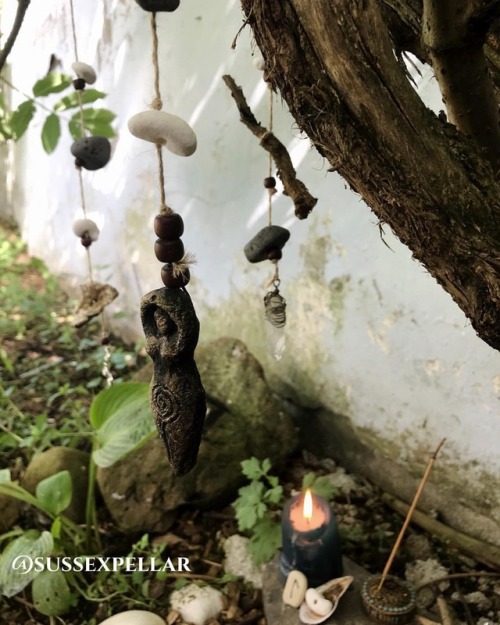 Daily offerings.. #witchesofreykjavik#sussexwitch#witchesofinstagram#goddess#shrine#hahstones#candle