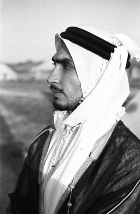 بورتريه جانبي لشاب حسن الهندام. - 1946م.تصوير: ولفريد ثيسجر.Profile portrait of a well dressed young