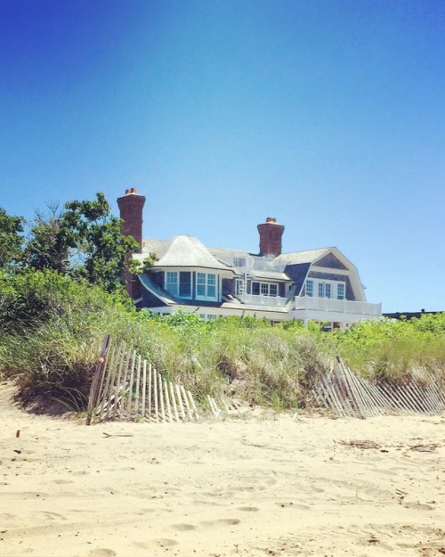 A neighborhood fave #amagansett #tradisrad #cedarshake #asymmetry (at Napeague Bay)