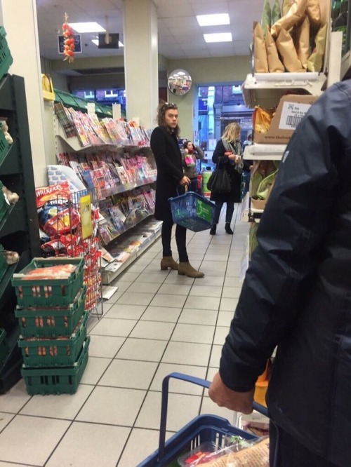 itsmyonedirectionblog:Candid Harry doing normal things