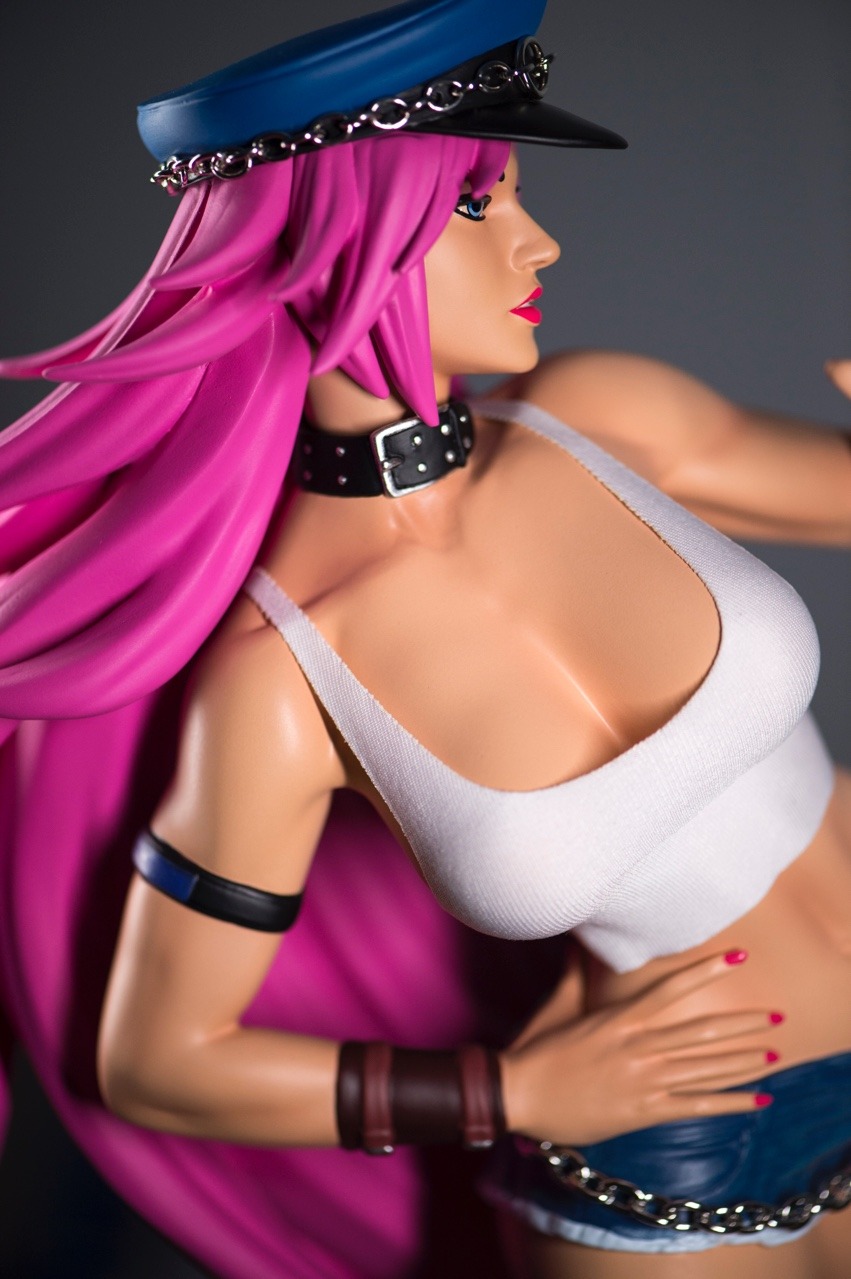 edwinhuang: Here is Pop Culture Shock Collectibles’ 1:4 scale Poison statue. Photos