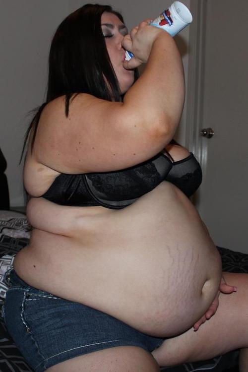 bricout:  grosses filles en short 