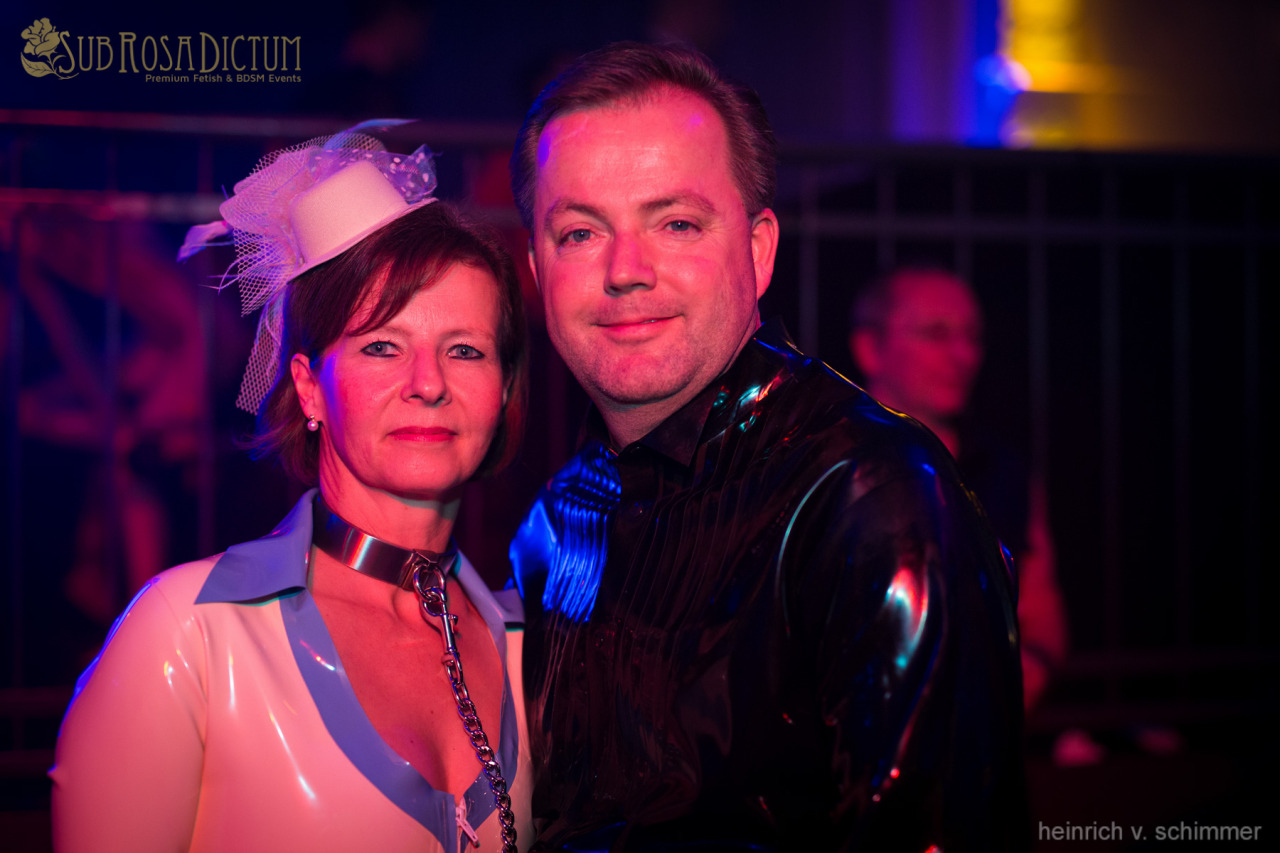 Eine schon etwas reifere Sklavin mit ihrem Eigentümer auf der Sub Rosa Dictum Party