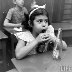electronicsquid:  Playing a 7Up bottle(Martha