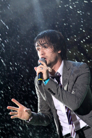 impanickingeverywhere:Brendon Urie, performing under the rain in Brasil, 2011