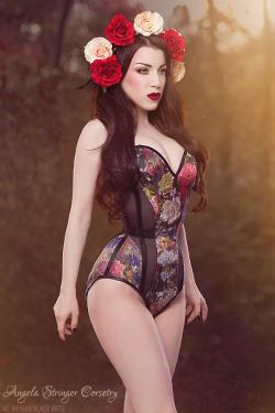 thelingerieaddict:  espartilhos:  Angela Stringer Corsetry   Model/Photographer: Morgana/Threnody in Velvet