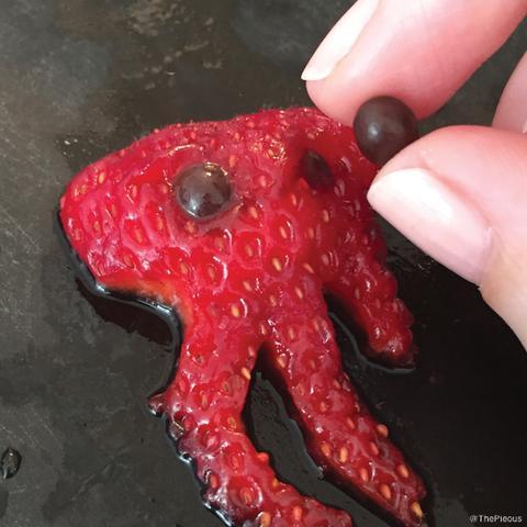 lettingthewaterholdmedown: trnsatlanticfoe:  archiemcphee:   Cthulhu fhtagn, lets