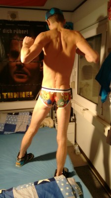 manniberlin:  Cousin Lukas flexing