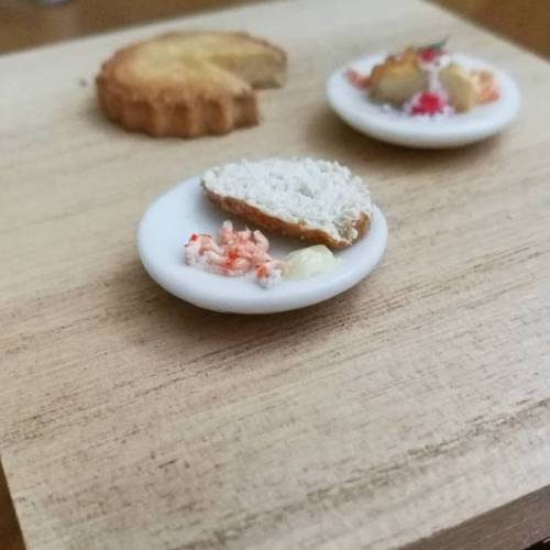 Crayfish, aioli and bread ❤ #kräftor #crayfish #miniaturefood #dollhouseminiatures #polymerclay