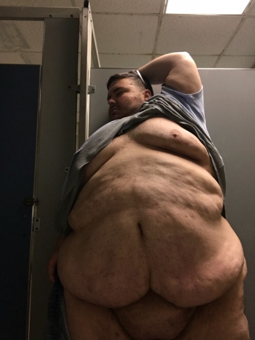 superchubstud:I’m a proud slut, hanging out in a truck stop bathroom, hoping a handsome man would co