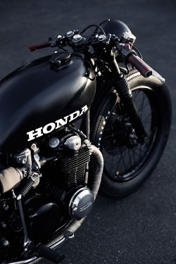 beecam:  (via Motorcycle / Black Honda cafe racer)