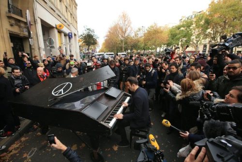 helshades:Outside of the Bataclan concert hall, an unknown man has brought his piano and is playing 