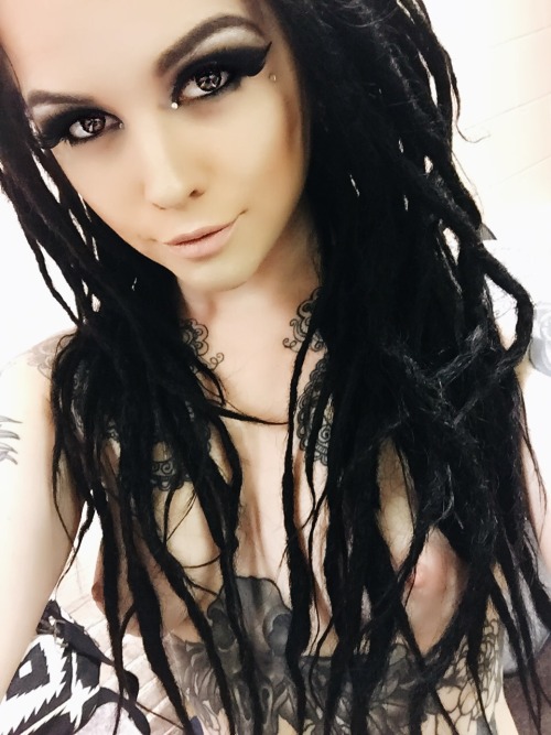 heylunalorraine:  Tonight’s look. Priscilla Presley meets Elvira.