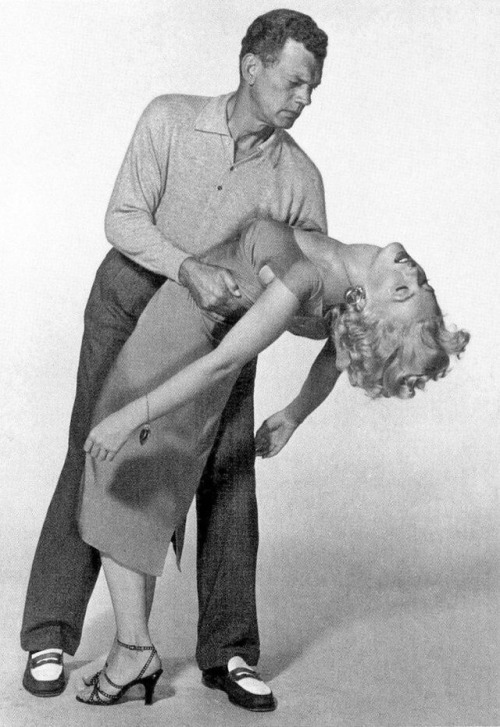 talesfromweirdland:Marilyn Monroe and Joseph Cotten in publicity stills for NIAGARA (1953).