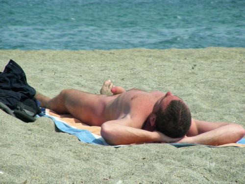 tradinitwithme: bobsnakedguys2: Relaxation. waiting for someone to walk by  Hot.