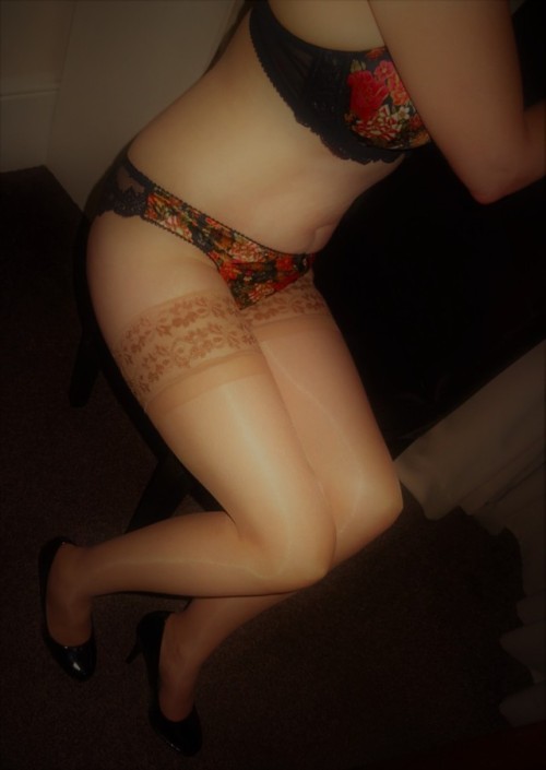 yorkshireyid:Beautiful body with great leg a big thank you for letting me share Flowery set. Lovely