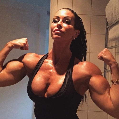 musculargoddesses:  Adriana Kuhl