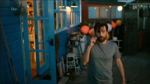 all of the watchers of weeping-who-girl’s Broadchurch livestream at once: OH MY GOD HARDY IS W