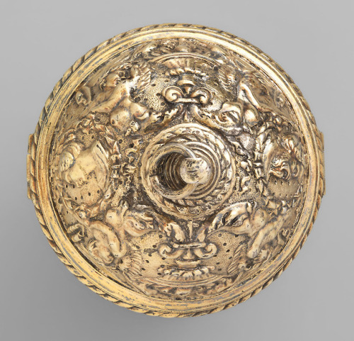 acrosscenturiesandgenerations:  ▪Rosary bead. Date: ca. 1525–50 Culture: Flemish Medium: Boxwood, silver gilt.