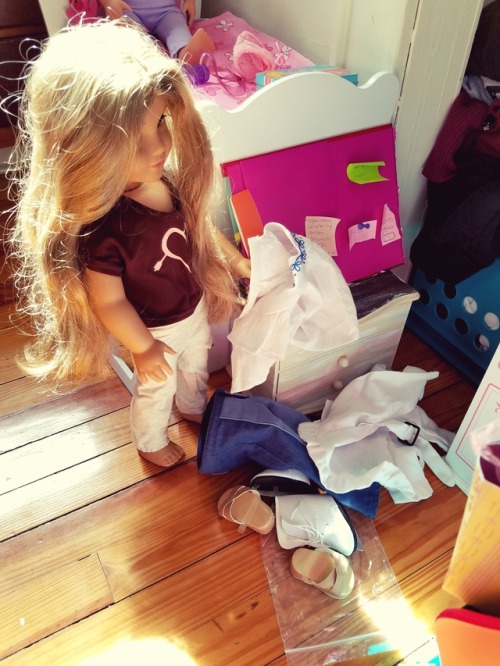 myamericangirldolls:Uh-oh, someone’s room is a mess!  Elizabeth is cleaning up today, sta