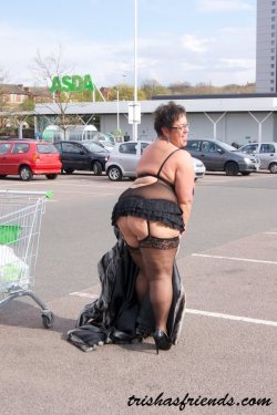 amobbw-ssbbw:  En el estacionamiento