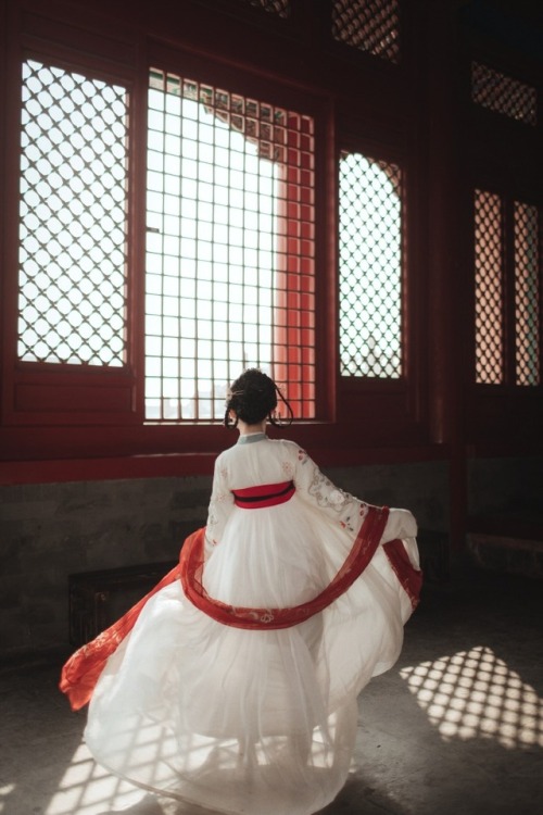 changan-moon:Traditional Chinese hanfu “ from behind in silhouette “