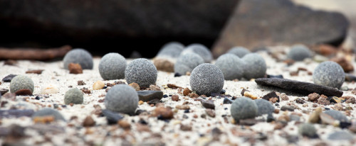 asada-santohei:(via ロシアのこの島には完全な球体の岩が存在し、それがどこから来たものかはわかっていない（写真特集） - ロシア・ビヨンド)