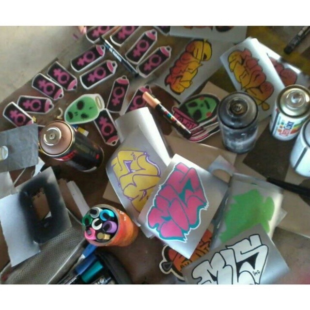 #stickers hoje com a @naiara47 e kika #stickerbomb #spraycan #graff #ufo #boanoite
