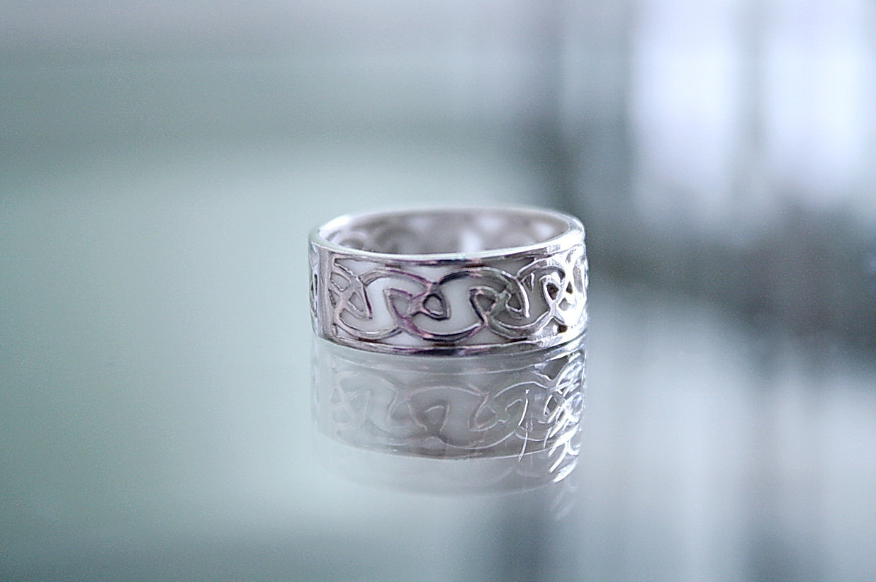 sassy-princess-vixen:  wickedclothes:  Sterling Silver Celtic Glow In The Dark Ring