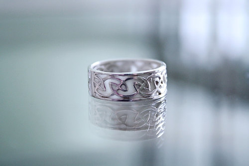 herebetrouble: wickedclothes: Sterling Silver Celtic Glow In The Dark Ring This ring, crafted out of