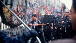 origamidicarta:  untrustyou:  November 9, 1989  The fall of the Berlin Wall  Oggi non finisco di rebloggare tutto ciò che riguarda la caduta del muro di Berlino. Buon anniversario anche a te, mio blog. Perché l’ho chiamato così?È cosí triste dire