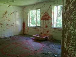 tiedyedsunfl0wer:  an abandoned house in