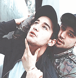 twintalkstime:  jai & luke + touching each other 