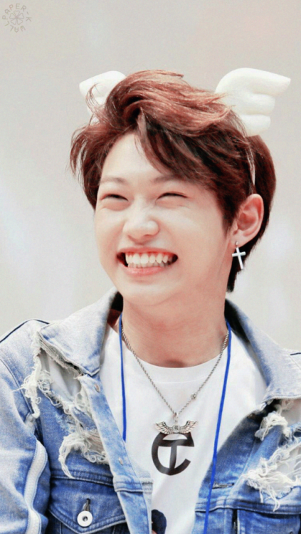 『FELIX』saved? reblog or like© fantaken owner