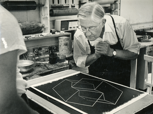 Josef AlbersJosef Albers inspecting a stoneNota Foto realizada en el Tamarind Institute en alg&