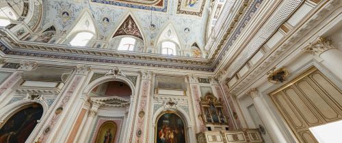 ferribotti:  Noto - Chiesa Santissimo SalvatoreUn complesso scenografico con Chiesa, monastero e seminario. La chiesa è un esempio del passaggio del tardo barocco siciliano che qui a noto fiorisce in nuovo neoclassicismo perdendo le immagini floreali,