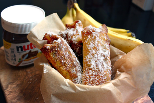 foodfuckery:  banana nutella eggrolls       