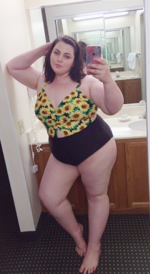 bbwsrock:  ermahhgerd:  Going swimming :)      (via TumbleOn)