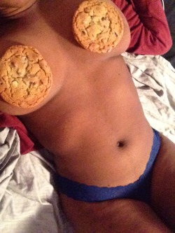 stopdropndryhump:  english-gentlethug:  chocolaterosepetals:  🍪  Eat the cookie? 😆  !!!!^