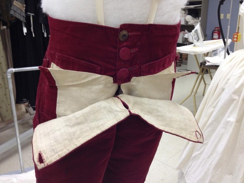 thegentlemanscloset:Red velvet breeches. French 1778. There is some nice detail in these photos, sho