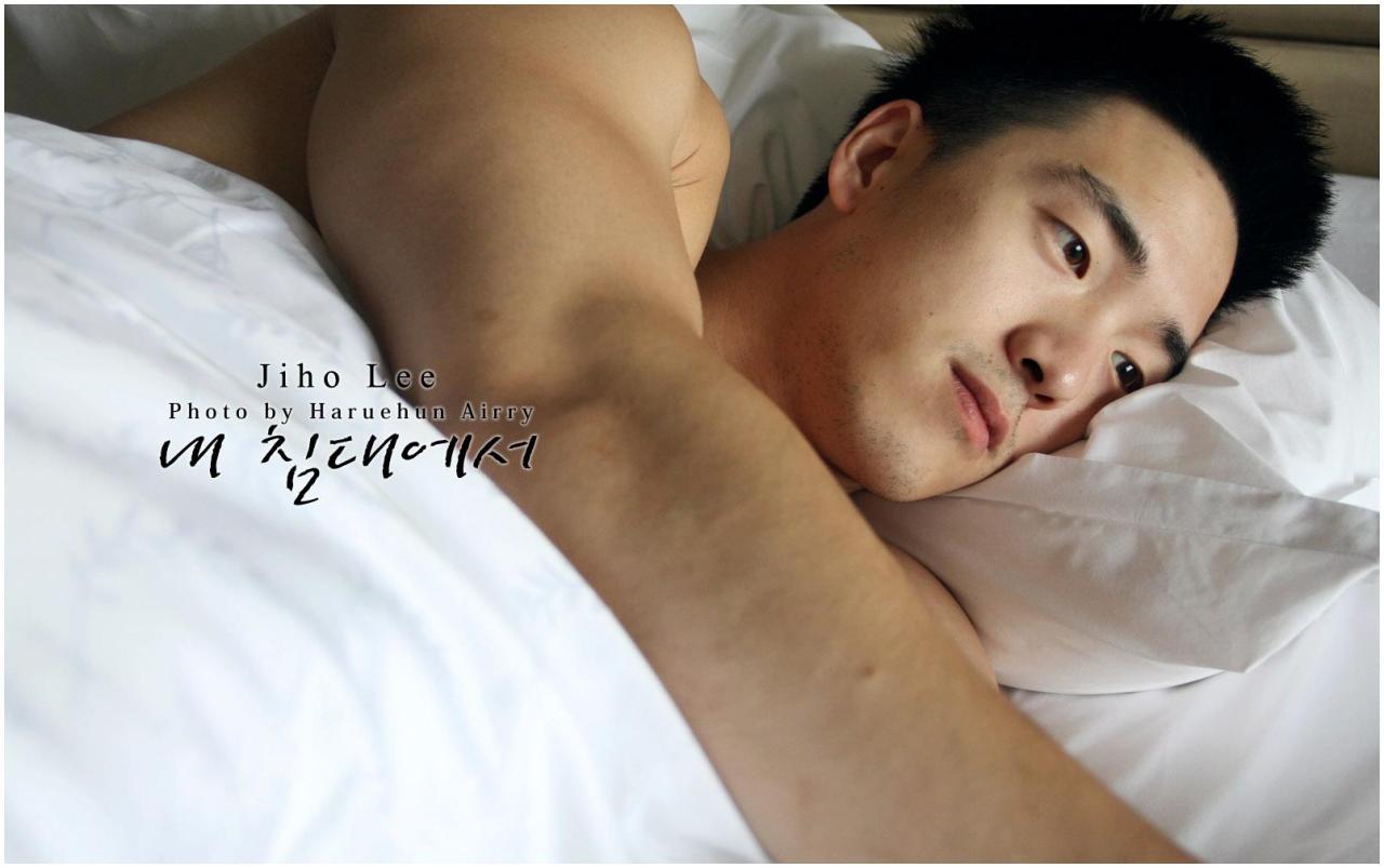 busankim:  Jiho Lee 내 침대에서 Photo by Haruehun Airry  https://www.facebook.com/Jiho.Lee.Official