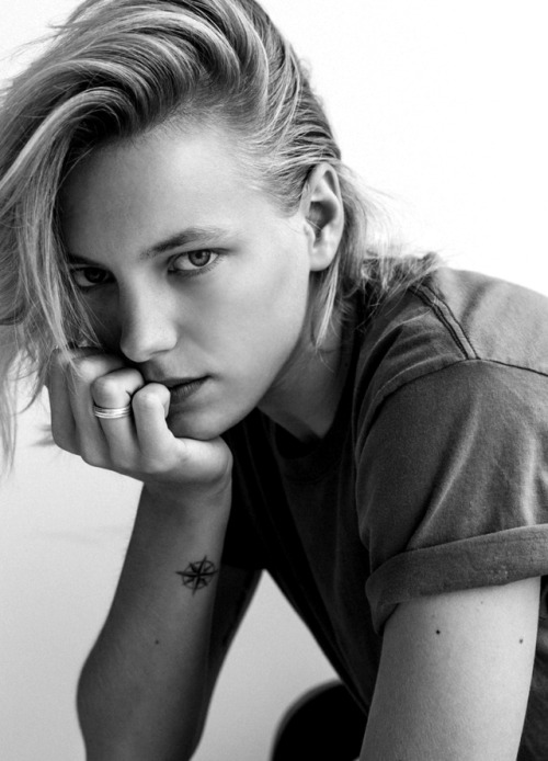 introwersja: Erika LinderW Magazine