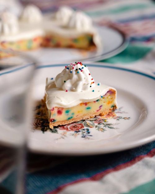 Funfetti Cheese Cake ひとりチーズケーキ祭りの フィナーレを飾るにふさわしい 本日のチーズケーキは、 カラフルなスプリンクルをあしらった ファンフェッティ チーズケーキ このチーズ