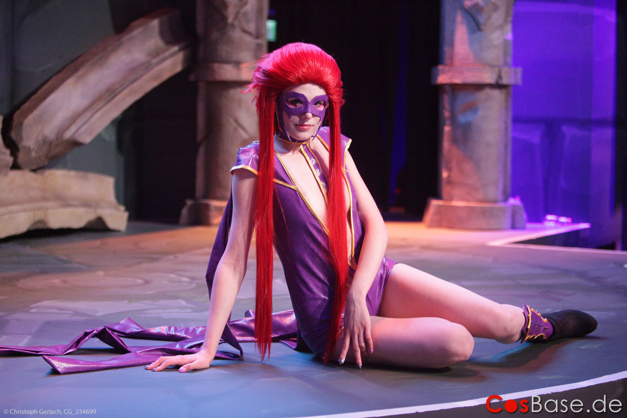 league-of-legends-sexy-girls:  Evelynn Cosplay 
