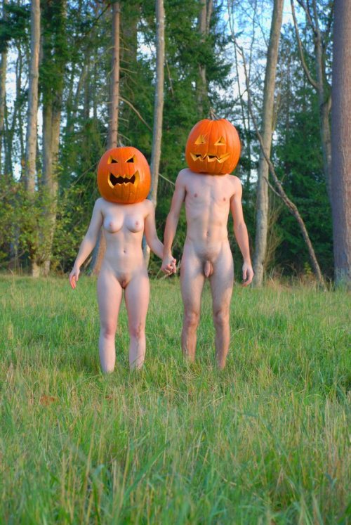 barenakedliving:  The Naked Pumpkin Run  We’ve covered the Naked Pumpkin Run before and from an SL context too. Yep. It was possible to buy pumpkin heads for your avatar and replicate, exactly, the real life version. As a result I’m not going