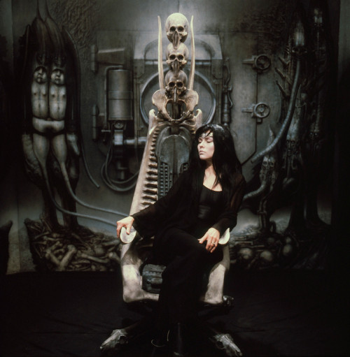 mirkokosmos:Debbie Harry on H.R. Giger’s Harkonnen Chair [1981]