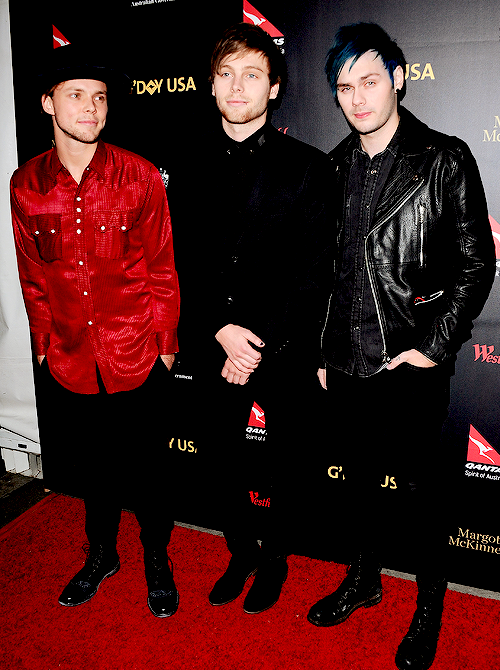 5sos-ravens: Ashton looking fancy AS FUCK Luke wearing all black and looking adorable Michael………WHYY