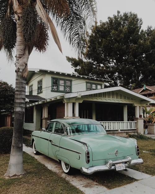 Old cute House withvintage classic, parked in cute driveway #oldhouselove