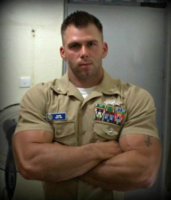 keepemgrowin:  Those arms… yes, sir!firtar:Hunky